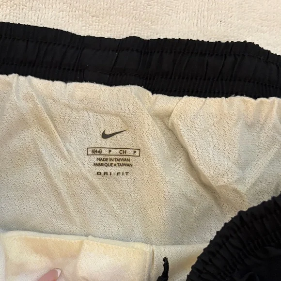Vintage Nike Women's Black Athletic Shorts - Picture 6 of 6